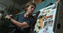 "Isso é ridículo quando o Tom Cruise se pendura de um avião": Austin Butler detalha luta com Bad Bunny e cabeçada na costela nas cenas de ação de Ladrões