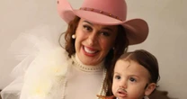 Que fofura! Claudia Raia encanta com fotos do filho em look caipira