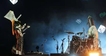 Angine de Poitrine reúne multidão em show gratuito e fãs se machucam