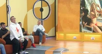 Craque Neto senta no colo de convidado para ironizar foto de Virginia em cima de Vini Jr.