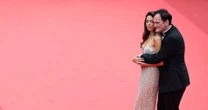 Quem é a mulher de Quentin Tarantino, 20 anos mais nova? Casal agarradinho e beleza da atriz roubam a cena no Festival de Cannes 2025