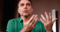 Flávio Bolsonaro vai aos Estados Unidos em busca de reunião com Trump, diz pré-campanha