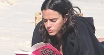 O que diz o livro que Bruna Marquezine escolheu para ler em meio às comemorações dos seus 30 anos