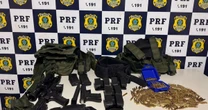 Vídeo: PRF apreende fuzil, pistola, munições e drogas em abordagem na BR-116 em Caxias do Sul