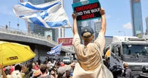 Dor, memória e espionagem: revistas francesas avaliam as cicatrizes dos dois anos do ataque do Hamas