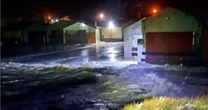 Mar revolto devido a ciclone em SC destrói galpões e moradores salvam barcos