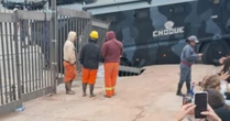 Chão cede próximo ao MorumBIS e caminhão da tropa de choque afunda; veja vídeo