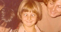 Há cerca de 47 anos, esse menino de cabelo loiro e liso fazia careta para a foto; hoje é um famoso visto por muitos na TV. Reconhece?