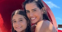 Deborah Secco confessa dificuldade em ver a filha sofrer: 'Quero observar-la de tudo'