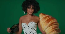 Maria de Fátima posa com pão gigante e cena vira piada na web: 'Ridícula'