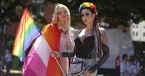 Multidão toma as ruas de Budapeste e desafia proibição da Parada do Orgulho LGBTQIA+