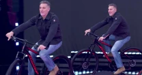 Luciano Huck aparece de bicicleta no Domingão e plateia berra com revelação