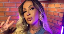 Valesca Popozuda é vista aos beijos com ex-BBB bonitão em evento