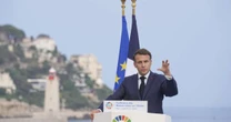Macron ouve apelo de caciques contra petróleo na Amazônia e diz que 'seria bom' Lula abandonar projeto