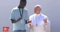 Papa Leão XIV faz gesto 'six-seven' em visita às Ilhas Canárias em brincadeira com jovem senegalês