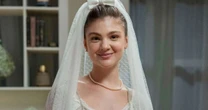 Vestido de noiva delicado, véu com laço e pérolas em 'Garota do Momento'! Grávida, Celeste usa look romântico no casamento com Edu; veja fotos