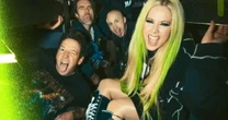 Ícones do Emo, Avril Lavigne e Simple Plan lançam 'Young & Dumb'; ouça