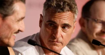 Joaquin Phoenix relembra crítica de diretor no início da carreira: "Me deixou p*"**