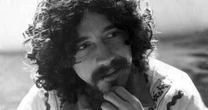 O dia em que uma onda atropelou o carro de Raul Seixas e ele deu inusitada entrevista a Gloria Maria