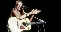 As duas superatrizes que devem interpretar Joni Mitchell em cinebiografia