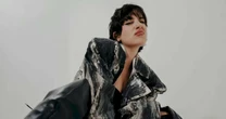 Clau estreia em grande fase e transforma vulnerabilidade em pop no álbum 'acho que sou romântica'