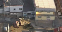 Caminhão atinge casa e derruba poste na zona sul de SP