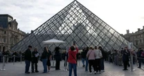 Polícia prende dois homens suspeitos de envolvimento no roubo de joias do Louvre