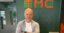 Apresentador é demitido por posts políticos 4 dias após estrear: "Estava bem feliz"