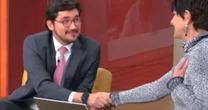 Apresentador segura o choro ao se despedir da GloboNews SP com elogios de colega