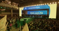Organização dá bronca duas vezes e manda apoiadores deixarem palco de Flávio Bolsonaro por segurança: 'Me ajude'