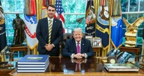 Trump publica foto ao lado de Flávio Bolsonaro