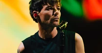 "O que é essa latida?": ex-One Direction Louis Tomlinson questiona fãs em show