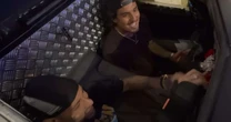 Gabriel Medina conhece Batmóvel de Neymar durante visita ao jogador