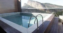 Passagem secreta, piscina e academia: como era o 'rooftop do tráfico' que foi alvo de operação na Rocinha