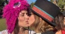 Vera Zimmermann e Luciana Ramanzini anunciam 'casório junino' com foto de beijo