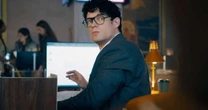 "Os óculos sempre me incomodaram": James Gunn revela o truque que esconde a identidade de Clark Kent no novo Superman