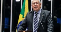Crítico do PT, Roberto Requião irá filiar-se ao PDT neste mês