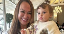 Mãe de Neymar posa com neta em aniversário e manda recado: 'Estarei aqui sempre'