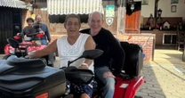 Zeca Pagodinho e Ney Matogrosso dão 'rolê de triciclo' em sítio no Xerém; veja