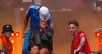 Ainda se recuperando de acidente, Livinho surpreende ao dar beijo em fã no palco do The Town