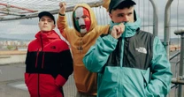 Conheça Kneecap: Música e Liberdade, filme sobre trio irlandês acusado de terrorismo