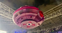 Quanto pesa a nave de Xuxa, que voou em estádio e foi fabricada por empresa que fez cavalo de Beyoncé