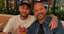 Saiba detalhes da coroa milionária que Neymar Pai arrematou em leilão beneficente