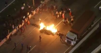 Protesto interdita Marginal Pinheiros em SP; manifestantes colocam fogo em trilhos