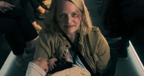 Elisabeth Moss relembra momento mais desafiador da temporada final de The Handmaid's Tale: "Passamos três dias em um trem tentando descobrir como fazer isso"
