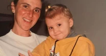 Essa menina sorridente no colo da mãe nem imaginava que se tornaria uma grande campeã no esporte. Reconhece?
