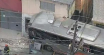 Ônibus invade casa e deixa feridos na zona oeste de SP
