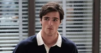Jacob Elordi se irrita com fã insistente: 'Não toque em mim, mano'; veja vídeo