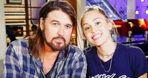 Pai de Miley Cyrus sofreu 'paralisia vocal' após susto de saúde 'quase fatal'