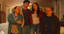 Família unida... e despejada: em 'Quem Ama Cuida', para onde mãe, avô e irmão de Adriana vão após Pilar expulsá-los de casa? É de cortar o coração!